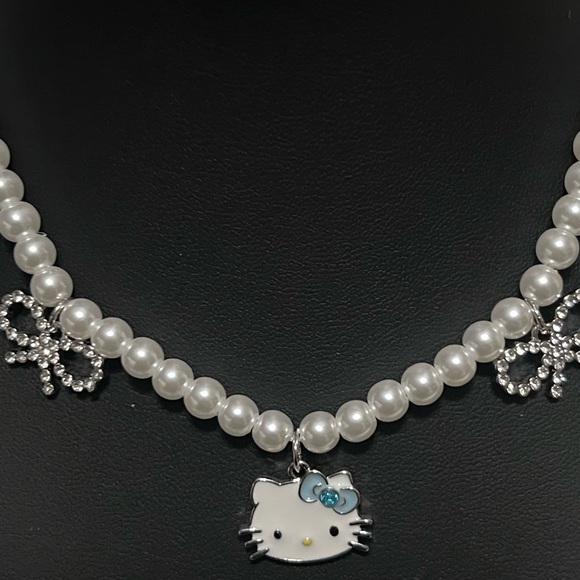 New Adjustable Hello Kitty Faux Pearl Necklace - Picture 4 of 6